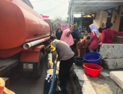 Polisi di Majalengka Bantu Pendistribusian Air Bersih untuk Warga Desa Heuleut
