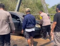 Aksi Sigap Polisi di Panyingkiran, Bersama Warga Padamkan Mobil Terbakar