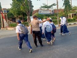 Polisi Berikan Pelayanan Prima: Menyelamatkan Anak-anak Menuju Sekolah dengan Aman
