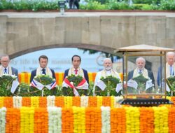 Pagi Hari di New Delhi, Presiden Jokowi Beri Penghormatan di Mahatma Gandhi Samadhi