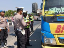 Satlantas Polres Majalengka Gencar Sosialisasikan Keselamatan Berkendara dengan Pemasangan Stiker Operasi Zebra Lodaya 2023