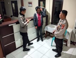 Patroli Malam, Bhabinkamtibmas Polsek Cikijing Sambangi Kantor Desa Cisoka