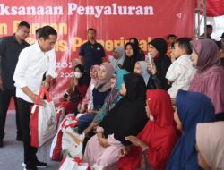 Presiden Jokowi Serahkan Bantuan Pangan Beras untuk Masyarakat