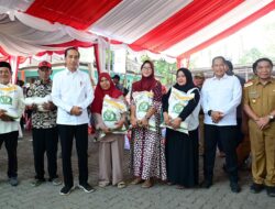 Presiden Jokowi Serahkan Bantuan Pangan Beras ke KPM di Cilegon