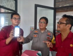 Bhabinkamtibmas Polsek Sukahaji Sosialisasikan Aplikasi Super Apps Presisi Polri kepada Aparatur Pemdes Desa Salagedang