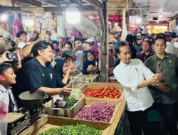 Presiden Jokowi Tinjau Harga Komoditas Pangan di Pasar Johar Karawang