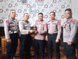 Penyerahan Cindera Mata dari Serdik SIP Polri ke 52 kepada Polsek Jatiwangi