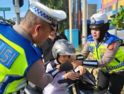 Polantas Bireuen Bagi – bagi Helm Kepengendara
