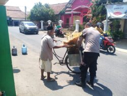 Bhabinkamtibmas Polsek Palasah Bantu Kakek yang Dagangannya Jatuh sebagai Bentuk Kepedulian