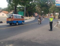 Cegah Kemacetan dan Antisipasi Laka Lantas Panit Lantas Polsek Tomo Polres Sumedang Lakukan Pengaturan Lalu Lintas dipertigaan Cijelag