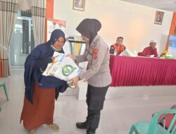 Bhabinkamtibmas Pantau Penyaluran Bantuan Cadangan Beras Pemerintah di Desa Banjaran