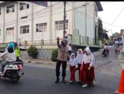 Polisi di Maja Berikan Pelayanan Prima dengan Menyeberangkan Anak-Anak Sekolah