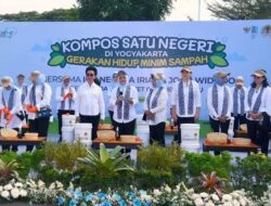 Ibu Iriana dan OASE KIM Ajak Masyarakat Buat Pupuk Kompos Bersama