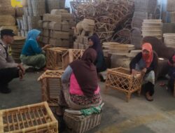 Bhabinkamtibmas Polsek Sindangwangi Sambangi Ibu-Ibu Pengrajin Anyaman Rotan untuk Pererat Kemitraan