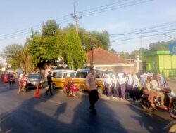 Bantu Anak Sekolah Menyeberang Jalan, Polsek Kdp Laksanakan Gatur Pagi
