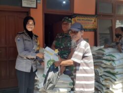Polwan Bhabinkamtibmas dan Babinsa Bersatu Pantau Pendistribusian Bansos di Desa Cikoneng