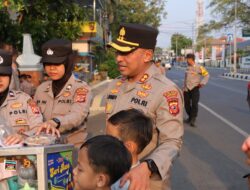 Kapolres Majalengka Bagikan Keceriaan dan Imbau Anak-anak untuk Tidak Ikut Aksi