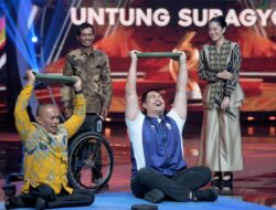 Hadir di Acara Liputan 6 Awards 2023, Menpora Dito Berikan Penghargaan Pelatih Disabilitas Berprestasi Untung Subagyo