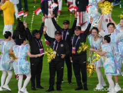 Asian Games 2022 Hangzhou Resmi Ditutup, CdM Basuki Hadimuljono Pimpin Parade Tim Indonesia dan Zigi Bawa Bendera Merah Putih