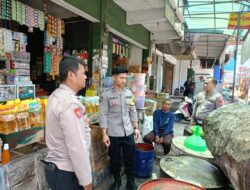 Personil Polsek Cikijing Rutin Cek Ketersediaan Bahan Sembako di Pertokoan