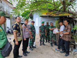 Sambut HUT ke 78 TNI dan HUT ke 73 Kodam IV/Dip, Koramil 03/Serengan Gandeng Muspika Bagikan Sembako.