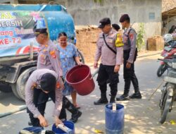 Kapolsek Kdp Monitoring Pembagian Air Bersih Oleh Sie Humas Polres Majalengka Dalam Rangka HUT Humas Polri Ke 72