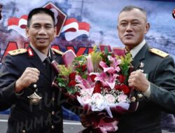 Kapolda Jabar : Memberikan Surprise Kue Ulang Tahun Kepada Pangdam III Siliwangi Di HUT TNI Ke- 78