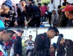 SAT BRIMOB POLDA JABAR RUTIN BAGIKAN AIR BERSIH HADAPI BENCANA KEKERINGAN