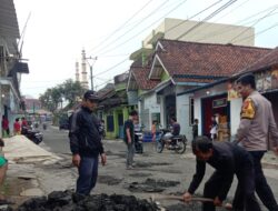 Bripka Mochamad Ali Akbar Beri Bantuan Memperbaiki Jalan Rusak demi Keselamatan Pengendara