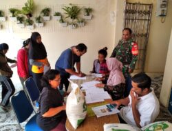 Babinsa Kemlayan Kawal Bantuan Beras Untuk Warga Penerima Bantuan PKH