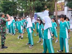 Tanamkan Disiplin Sejak Dini Babinsa Jayengan Latih PBB Siswa SD