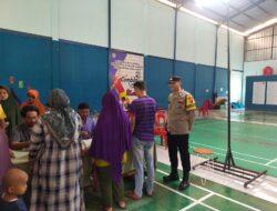 Bripka M. Atin Ramdhan Awasi Penyaluran BP-CBP ke Warga Desa Liangjulang