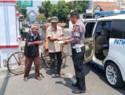 Satlantas Polres Majalengka Polda Jabar Bagikan Nasi Box dalam Kegiatan Jumat Berbagi