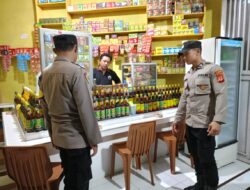 Tekan Peredaran Miras, Bhabinkamtibmas Polsek Cikijing Sambangi Toko Jamu.
