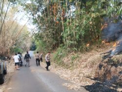 Polsek Cikijing Berhasil Padamkan Kebakaran Kebun Bambu Akibat Puntung Rokok