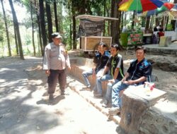 Bhabinkamtibmas Polsek Sindangwangi Sambangi Talaga Pancar untuk Silaturahmi dan Dialog dengan Pengunjung