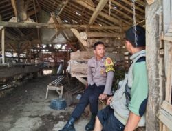 Bhabinkamtibmas Brigadir Rindy Dwi Pamungkas, SH Jalin Kedekatan dengan Pemilik Ternak Kambing