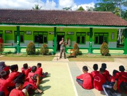 Tanamkan Displin Sejak Dini, Babinsa Koramil Ampel Tanamkan Materi PBB di Sekolah Dasar