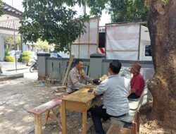 Bhabinkamtibmas Cigasong Bersama Warga Sampaikan Pesan Kamtibmas di Desa Karayunan