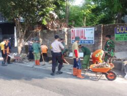Babinsa Joyotakan Pelopori Kerja Bakti di Wilayah Binaan