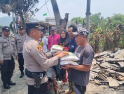 Wujud Kepedulian Polri, Polsek Cikijing Berikan Paket Sembako Kepada Korban Kebakaran
