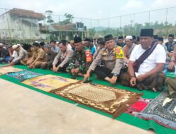 Kemarau Berkepanjangan, Kapolsek Cikijing Melaksanakan Shalat Istisqa Bersama Warga