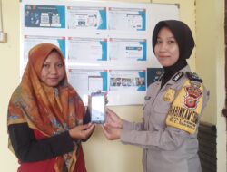 Polwan Bhabinkamtibmas Sosialisasikan Aplikasi Super Apps Presisi Polri kepada Masyarakat Desa Binaan