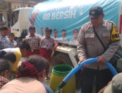 Bhabinkamtibmas Polsek Jatiwangi Bantu Pendistribusian Air Bersih dari PMI
