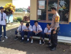 Bhabinkamtibmas Kelurahan Simpeureum Sambangi Siswa SMPN 1 Cigasong