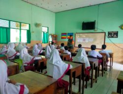 Tumbuhkan Cinta Tanah Air, Babinsa Karangjati Bekali Wasbang Siswa Siswi Min 8 Sragen