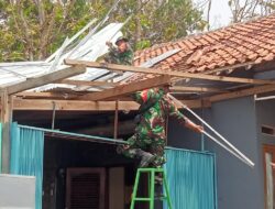 Atasi Kesulitan, Danramil Andong Pimpin Babinsa Dalam Perbaikan Pasca Bencana Alam