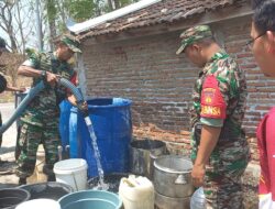 Upaya Atasi Kekeringan, Babinsa Koramil Andong Distribusikan Bantuan Air