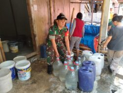 Babinsa Wonosegoro Turut Distribusikan Air Bersih Kepada Warga