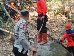Kanit Propam Polsek Majalengka Kota Berjibaku Padamkan Api Bersama Damkar dan BPBD Majalengka di Bukit Balukbuk Margatapa